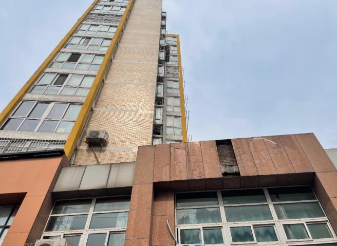 江蘇丹陽(yáng)某公寓外墻脫落,引市民擔(dān)憂(yōu)